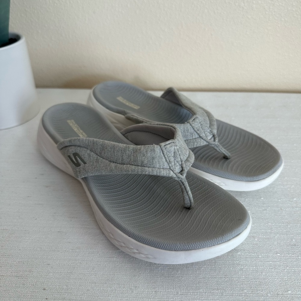 Sketchers Gray Fabric Goga Mat Flip Flop Sandals Woman’s 9